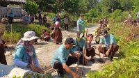 YPUI, Sekdispora Pandeglang, Camat Panimbang, dan Ratusan anggota Pramuka dari Kwaran Panimbang saat menanam mangrove