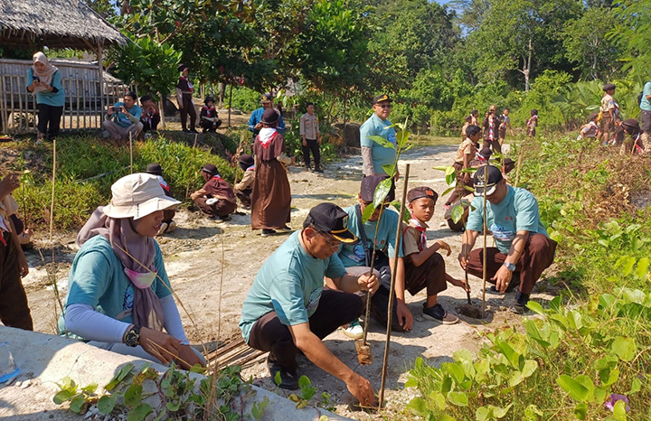 YPUI, Sekdispora Pandeglang, Camat Panimbang, dan Ratusan anggota Pramuka dari Kwaran Panimbang saat menanam mangrove