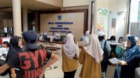 Suasana Disdukcapil Pandeg;ang saat dipenuhi warga